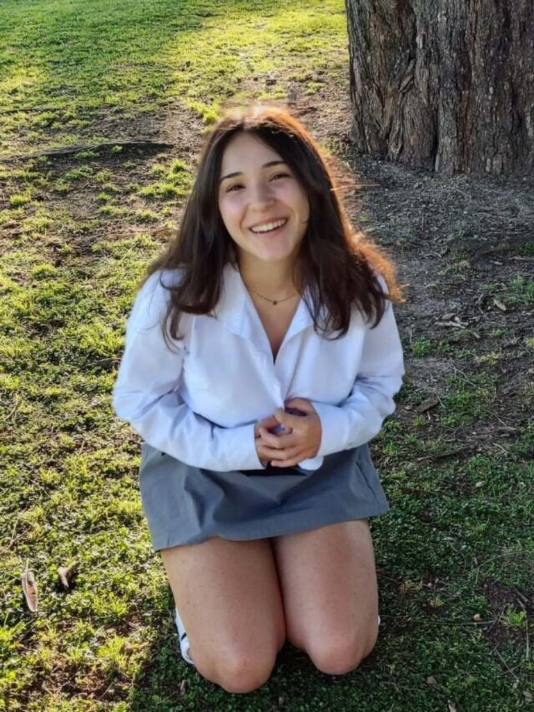 Pendeja colegiala se filtran sus fotos atrevidas con uniforme 1