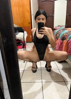 Morrita con la concha peluda me manda nudess 3