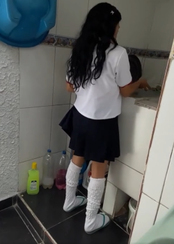 PERVERTIDO encuentra su hijastra lavando sus bragas y le clava directo al coño hasta corr 1