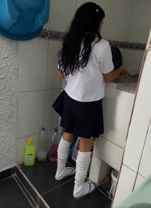 PERVERTIDO encuentra su hijastra lavando sus bragas y le clava directo al coño hasta corr 1