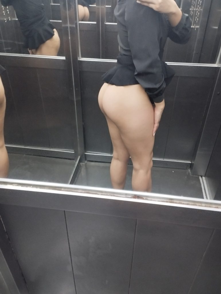 Pendeja zorrita le manda fotos atrevidas a su novio cada vez que puede 1