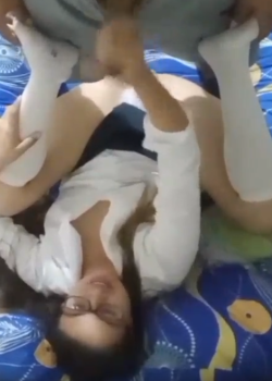 Con el profesor manteniendo clases privadas con alumnas 20