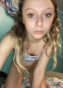 Pendeja rubia colegiala apenas legal es una putita 11