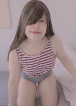 Amateur linda chica presumiendo 8