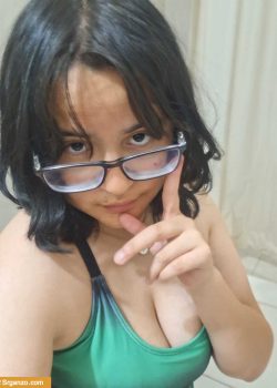 Nenita de lentes se calienta y pasa nudes ricolinas. 12