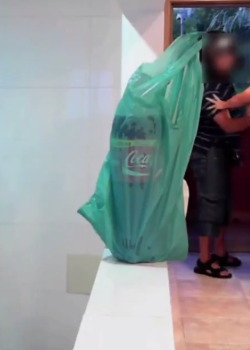 CAPTO al repartidor mientras ella le pagaba ... 2