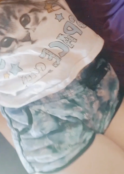 Chica aburrida graba video masturbándose 6