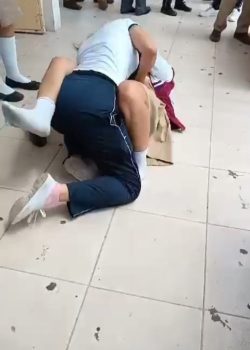 Filtra el vídeo de su amiga y se pelean En el colegio 7