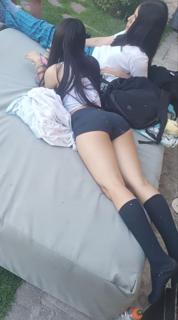 Me la cojo toda a la amiguita de mi hermana 1