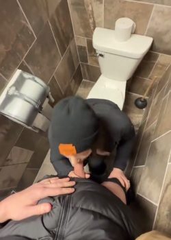 NO AGUANTARON se metieron en el baño del hotel 4