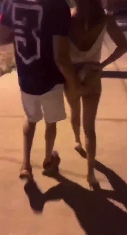 Le va metiendo la mano a esta morrita hasta metersela 1