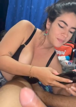 La novia trola de mi amigo chupandome la pija 20