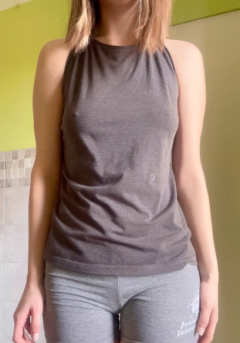Linda jovencita masturbándose para ti 1