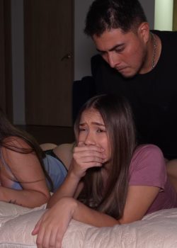 Se aprovecha de la amiga de su HIJA 7