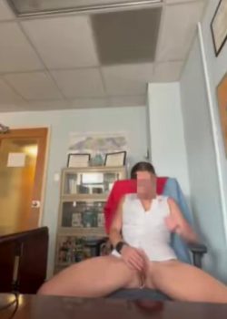 SECRETARIA es muy putita cuando esta sola en OFICINA 21