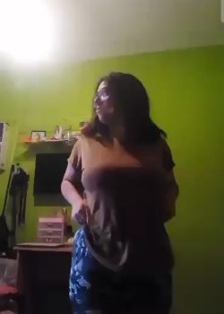 Pendeja tetona de lentes 8