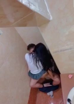 Colegiala putita cogiendo en el baño + 10 Minutos 8