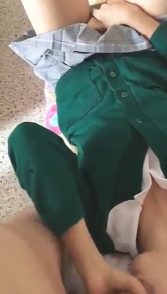 Colegiala putita le encanta tener una pija en la boca 1