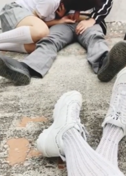 Haciendo Travesuras con mis DOS Compañeras en un patio del Colegio 1