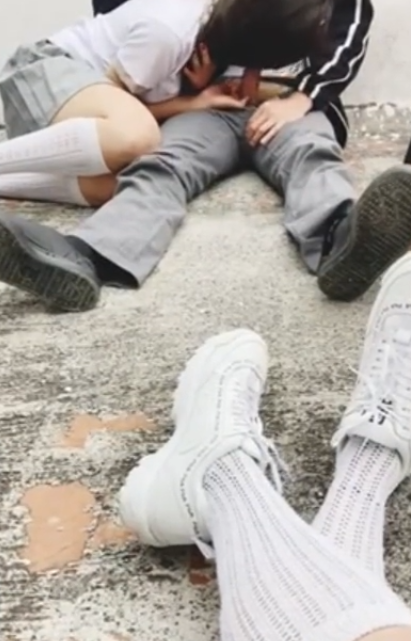Haciendo Travesuras con mis DOS Compañeras en un patio del Colegio 1