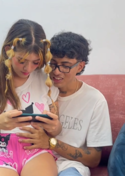 Enseño a mi pequeña hermanastra a jugar en el celular y termino follandola duro 1
