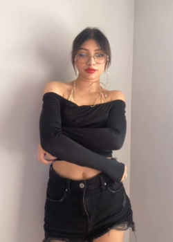 Una flaca cachonda se desnuda ante la cámara 5
