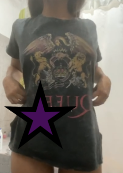 Hermosa rockera se masturba en el baño de su hermanastro 2