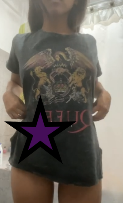 Hermosa rockera se masturba en el baño de su hermanastro 1