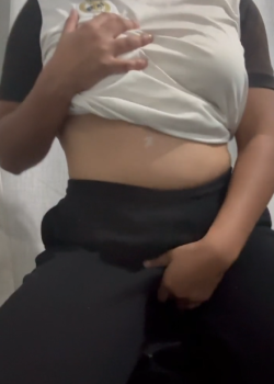 Quiero que alguien se venga en mi boca y mis tetas 1