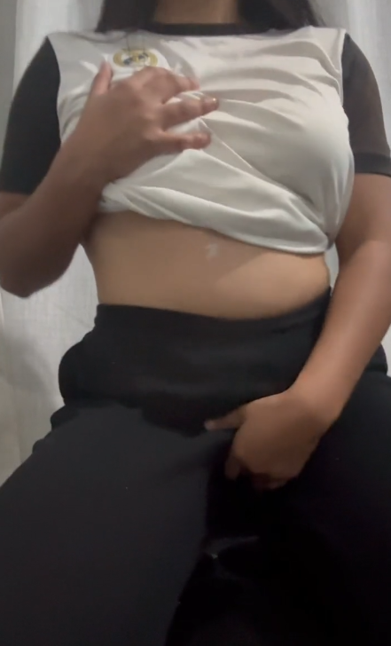 Quiero que alguien se venga en mi boca y mis tetas 1