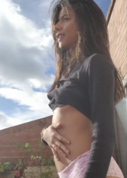 Morena latina en bragas de encaje 2