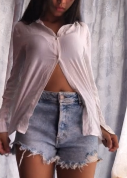 Guapa morena y latina desnudandonos de su ropa 1
