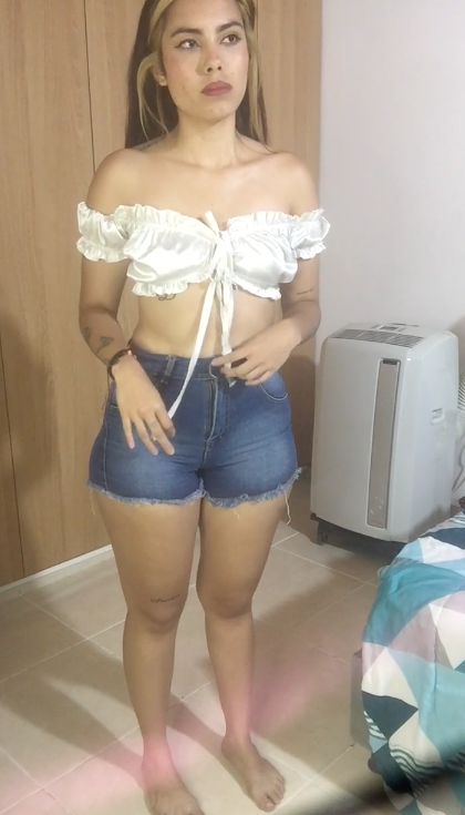 Mientras me pongo mi pijama hago un pequeño baile sexy 1
